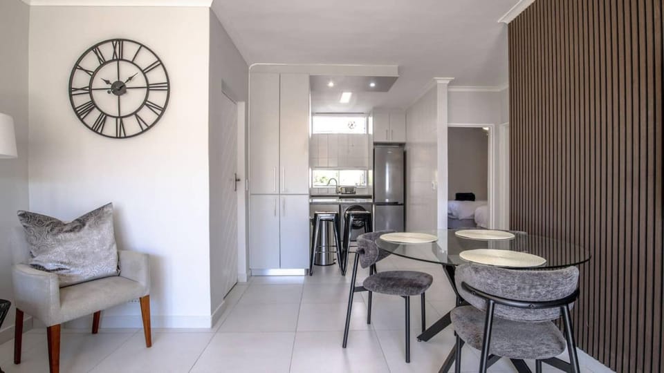 Stylish 2 Bed wBalcony near iconic Stadium Apartment in Cape Town