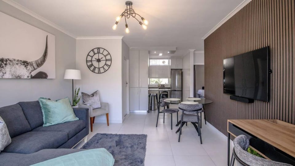 Stylish 2 Bed wBalcony near iconic Stadium Apartment in Cape Town