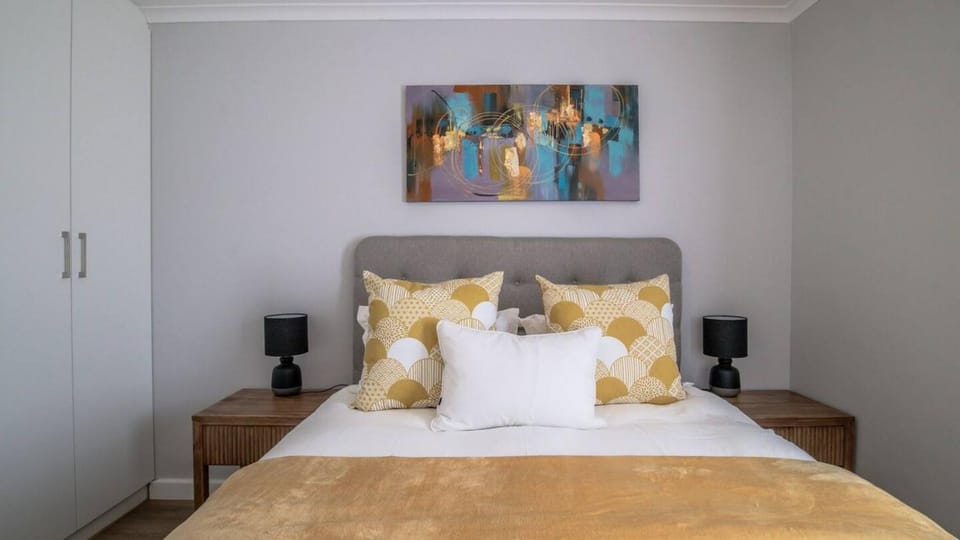 Stylish 2 Bed wBalcony near iconic Stadium Apartment in Cape Town