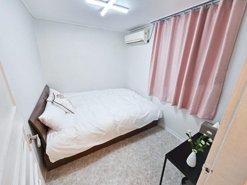 Bed, Photo of the whole room, Bedroom, air conditioner