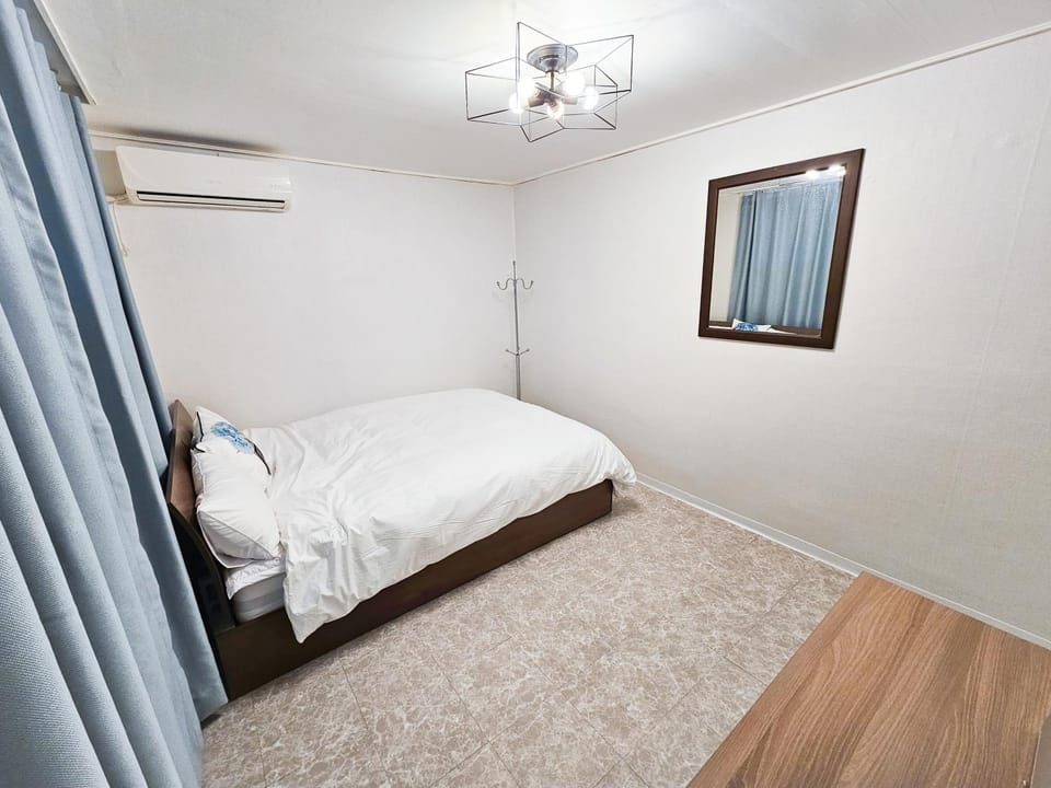 Bed, Photo of the whole room, Bedroom, air conditioner