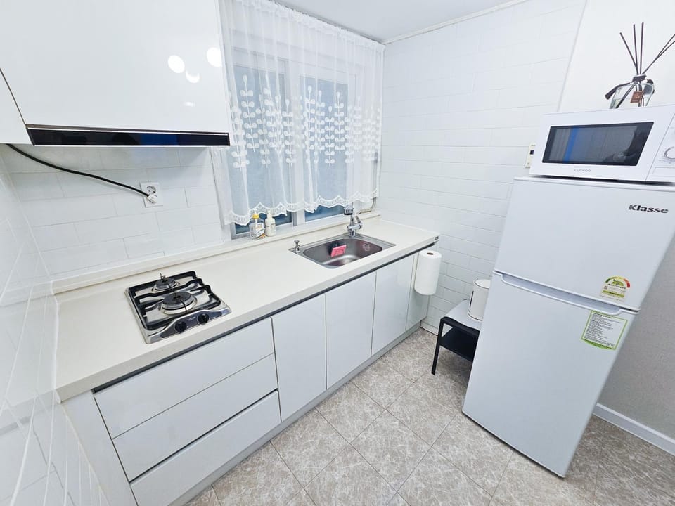 Kitchen or kitchenette, oven