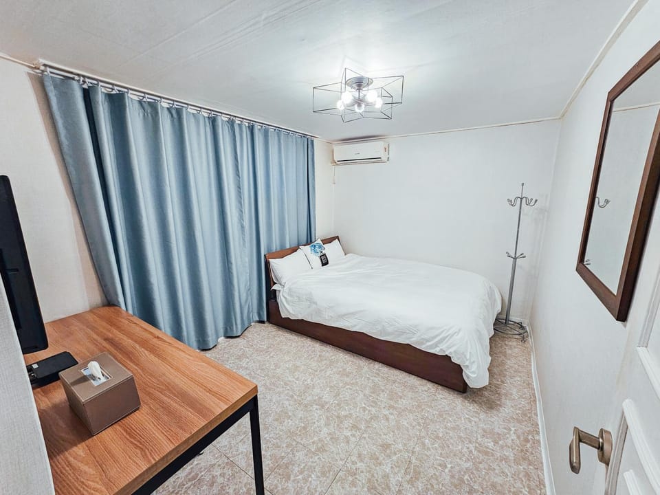 Bed, TV and multimedia, Photo of the whole room, Bedroom, air conditioner