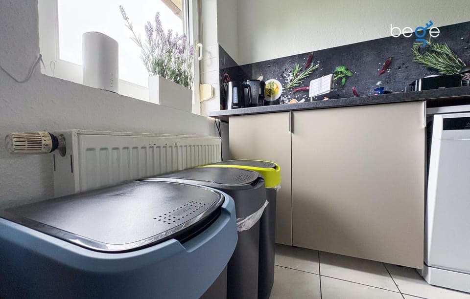 Kitchen or kitchenette, dishwasher, oven