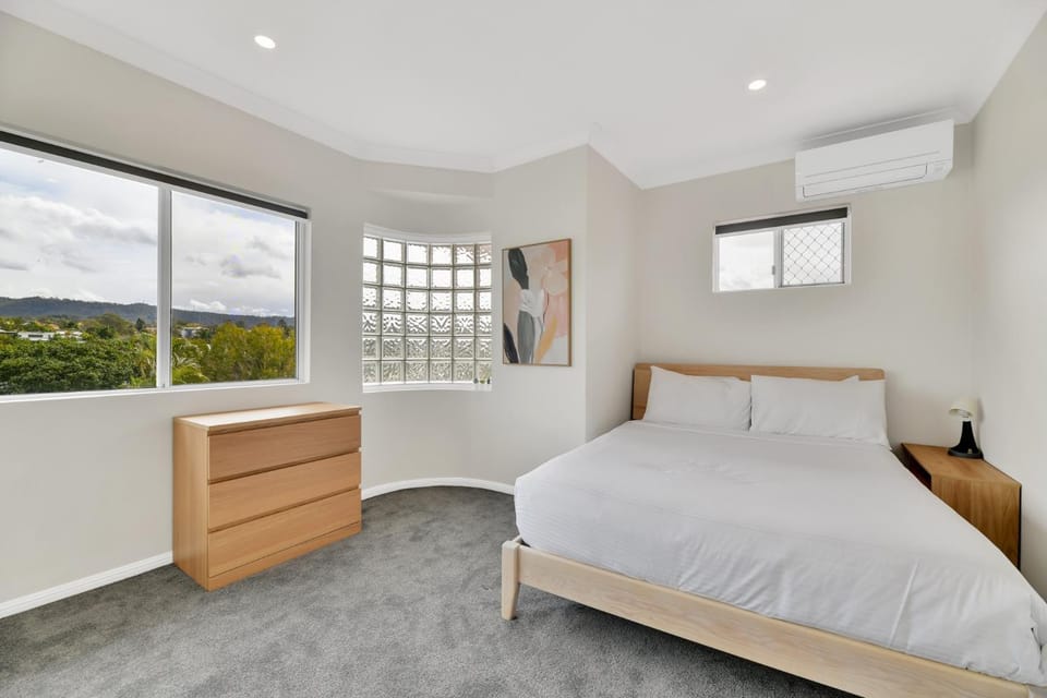 Tranquil 3-Bed Unit with Lush Garden Views Apartment in Toowong