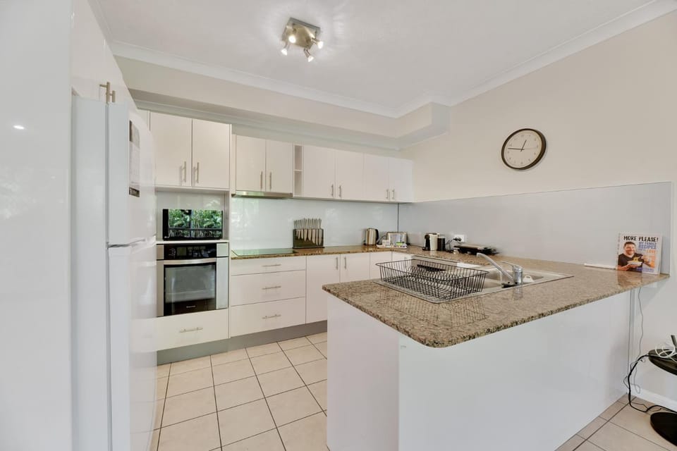 Tranquil 3-Bed Unit with Lush Garden Views Apartment in Toowong