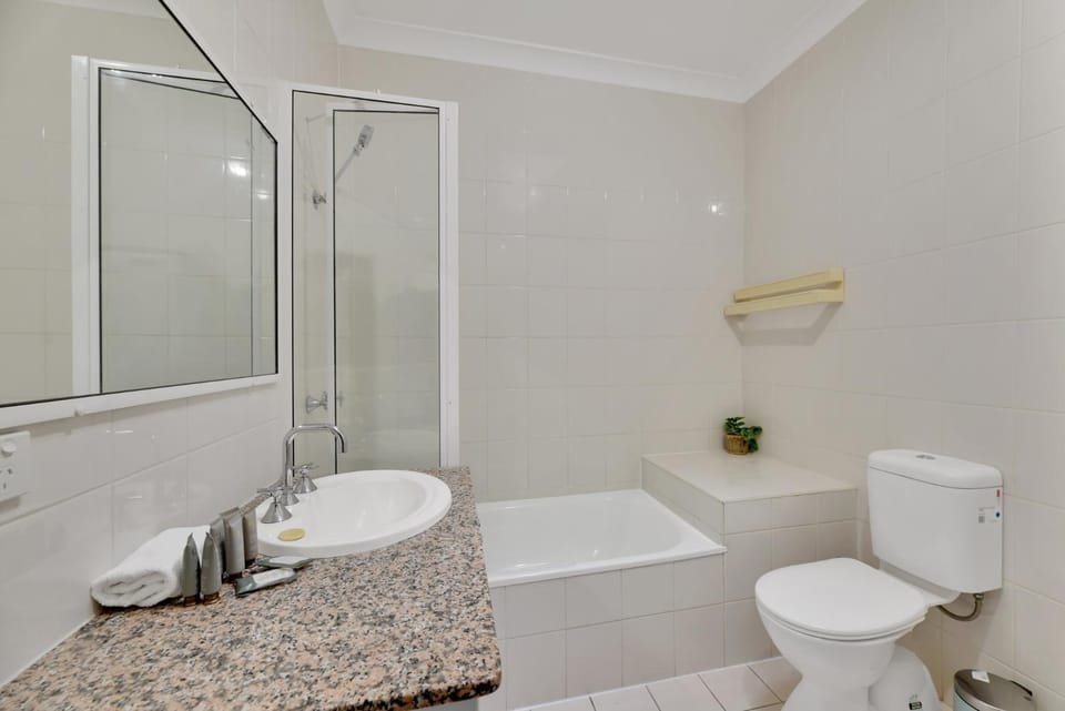 Tranquil 3-Bed Unit with Lush Garden Views Apartment in Toowong