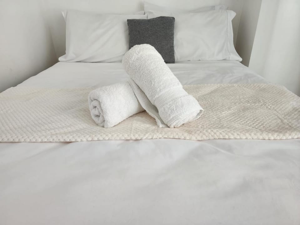 Bed, Bedroom, towels