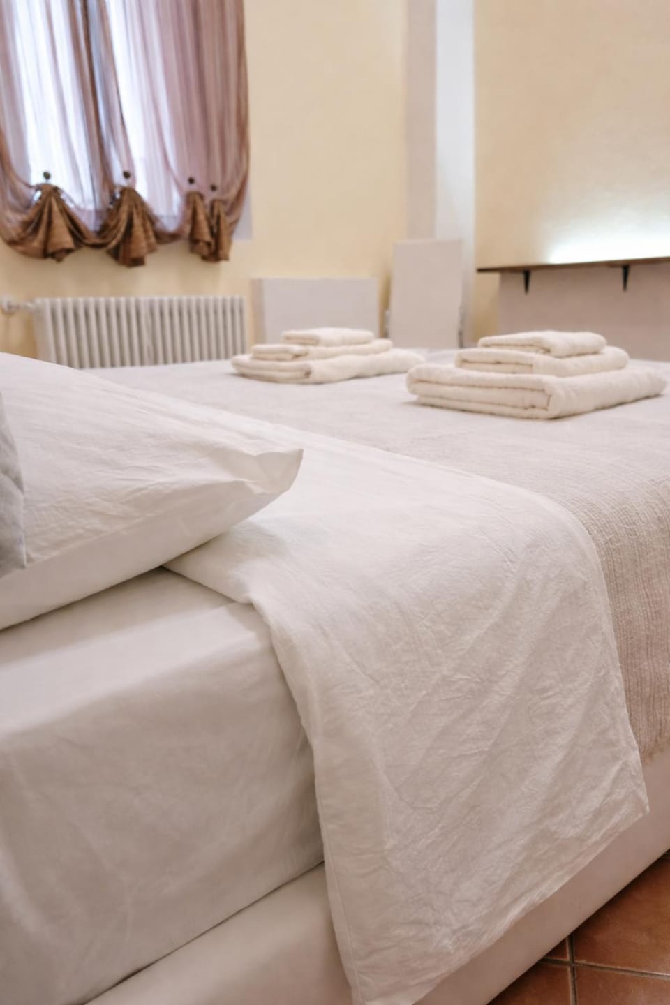 Bed, Bedroom, towels