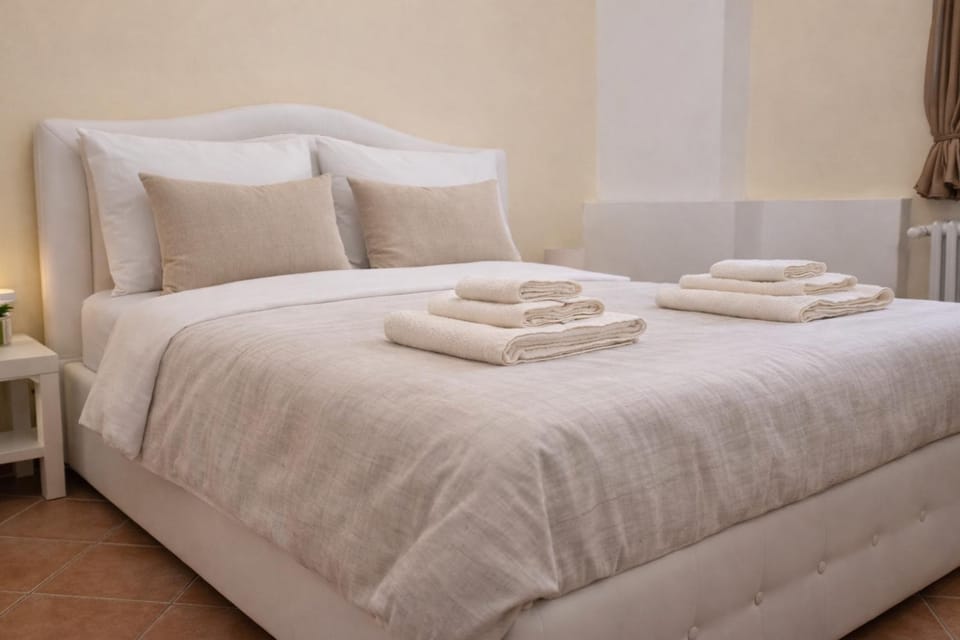 Bed, Bedroom, towels