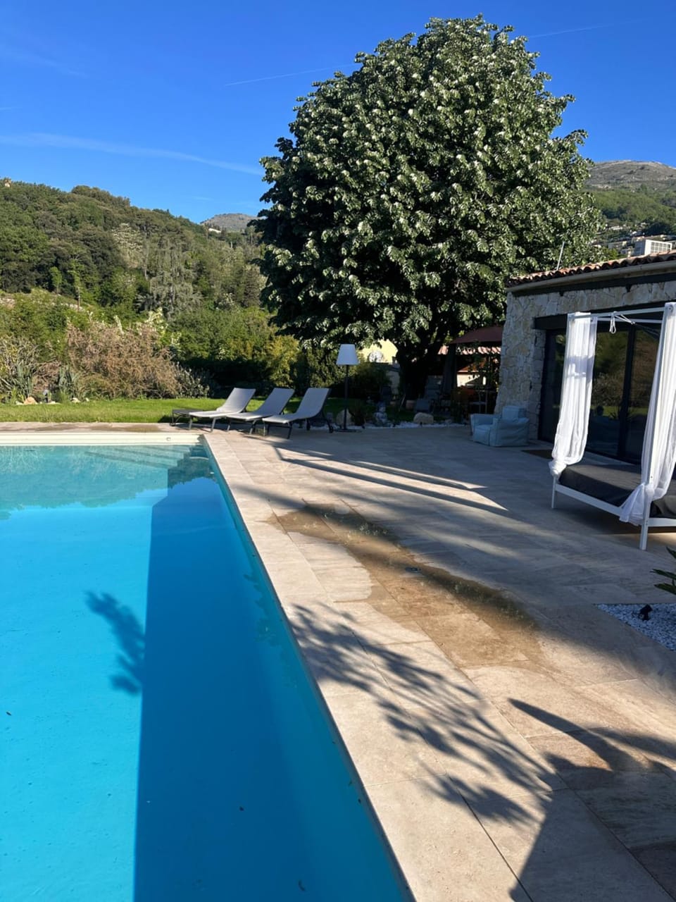 Maison indépendante au Clos de Vence avec jacuzzi privé et piscine partagée ouverte du 15 mai au 15 septembre au coeur de la nature House in Vence