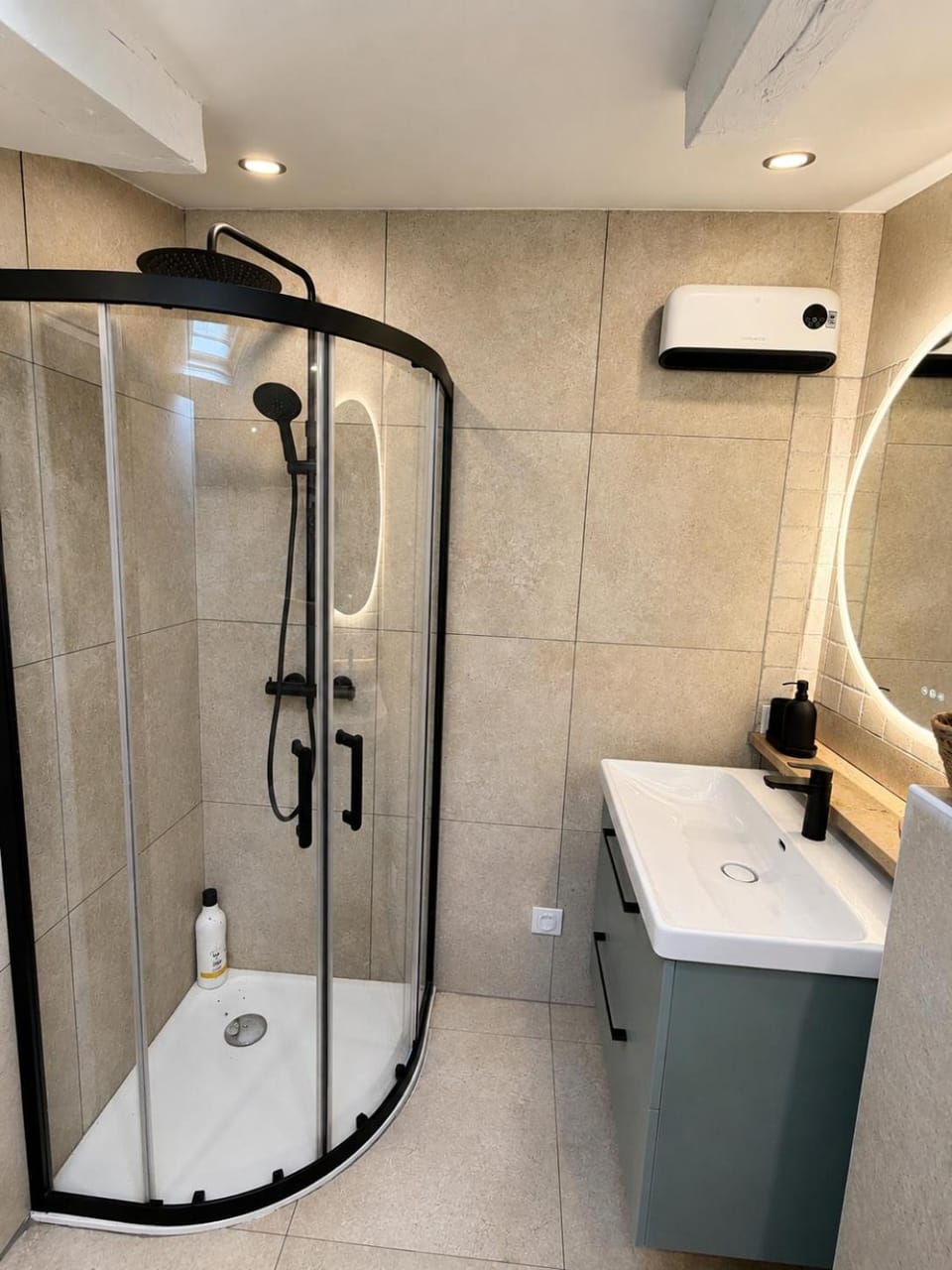 Maison indépendante au Clos de Vence avec jacuzzi privé et piscine partagée ouverte du 15 mai au 15 septembre au coeur de la nature House in Vence