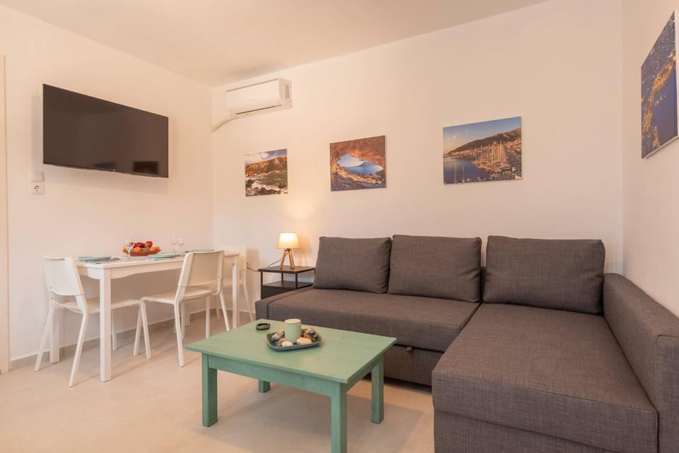 TV and multimedia, Living room, Seating area, Dining area, air conditioner