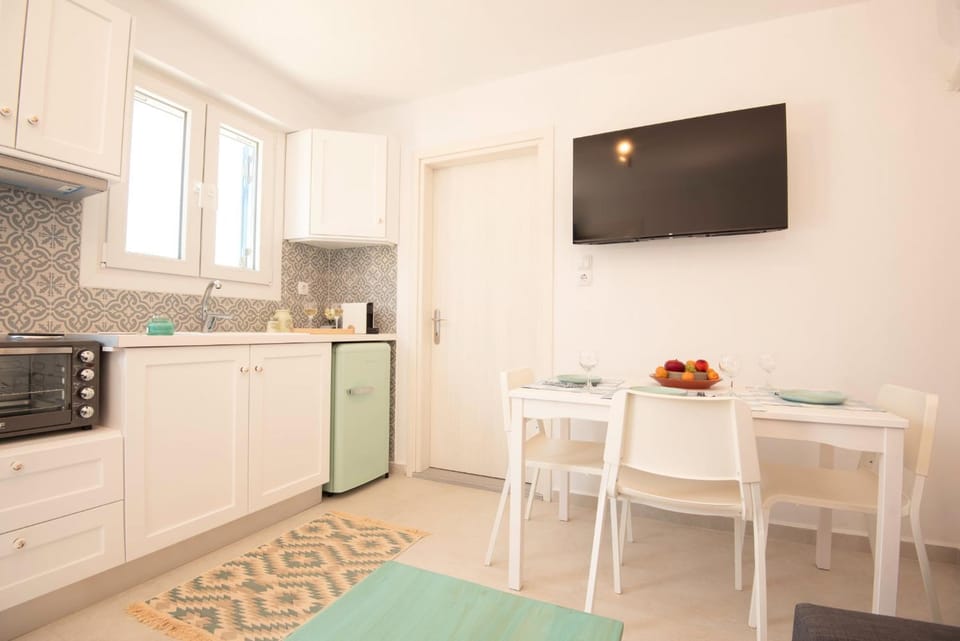 TV and multimedia, Kitchen or kitchenette, Dining area, stove