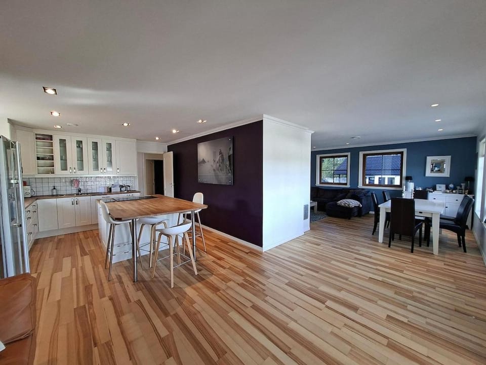 Villa with lake view Villa in Vestland