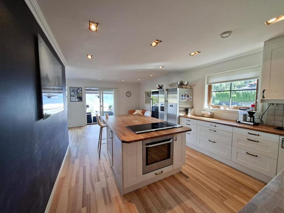 Villa with lake view Villa in Vestland