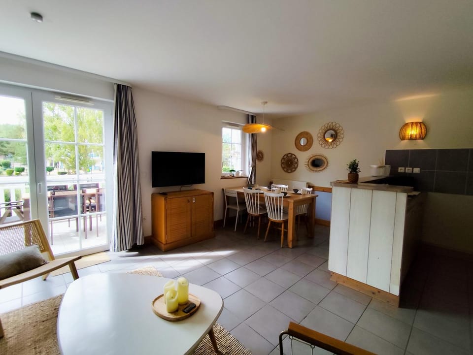 TV and multimedia, Seating area, Dining area