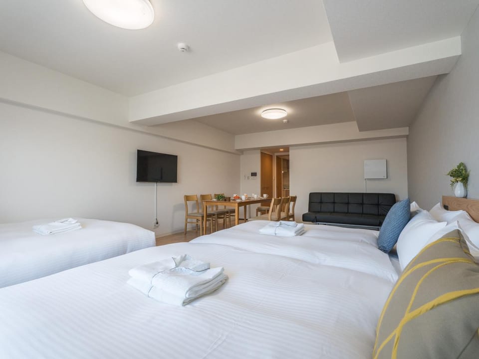 Bed, TV and multimedia, Living room, Photo of the whole room, Bedroom, towels