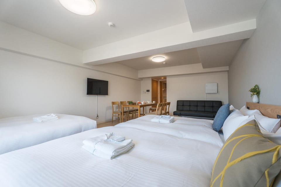 Bed, TV and multimedia, Living room, Photo of the whole room, Bedroom, towels