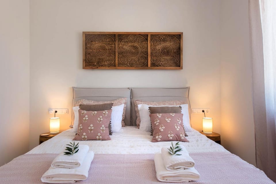 Photo of the whole room, Bedroom