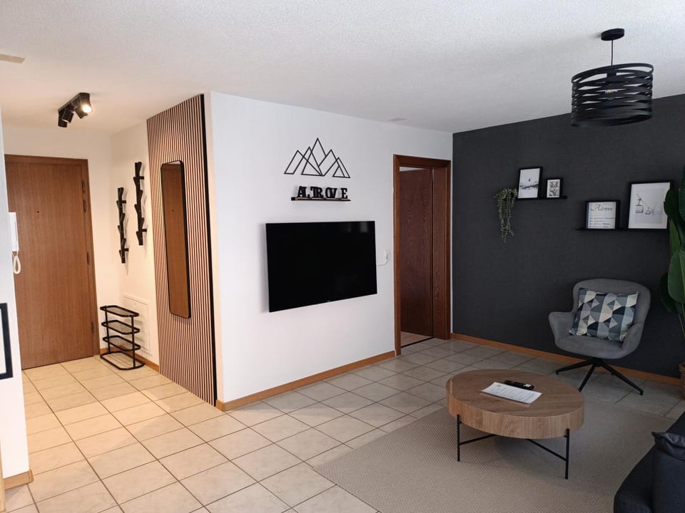 TV and multimedia, Living room, Seating area, Evening entertainment