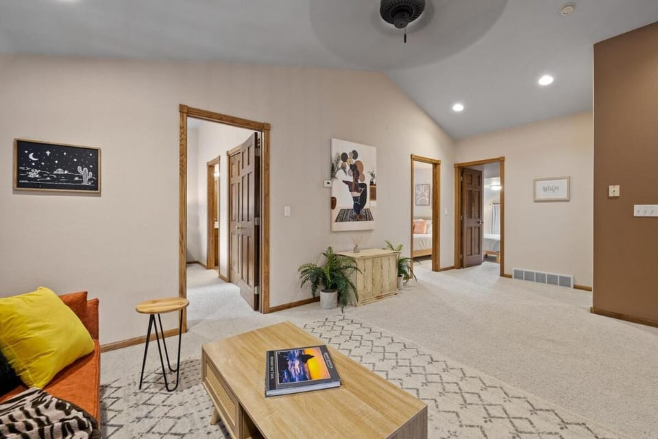 Bed, Photo of the whole room, Seating area, Bedroom