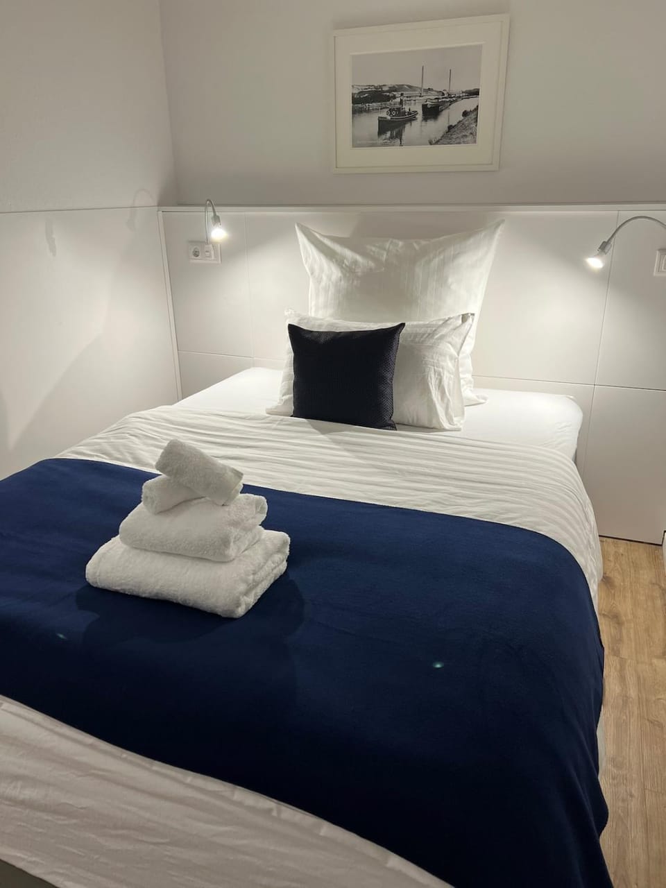 Bed, Bedroom, towels