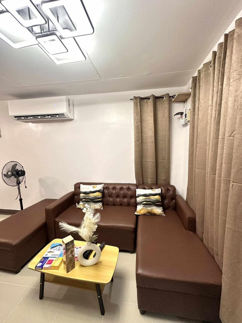 Living room, Seating area, air conditioner