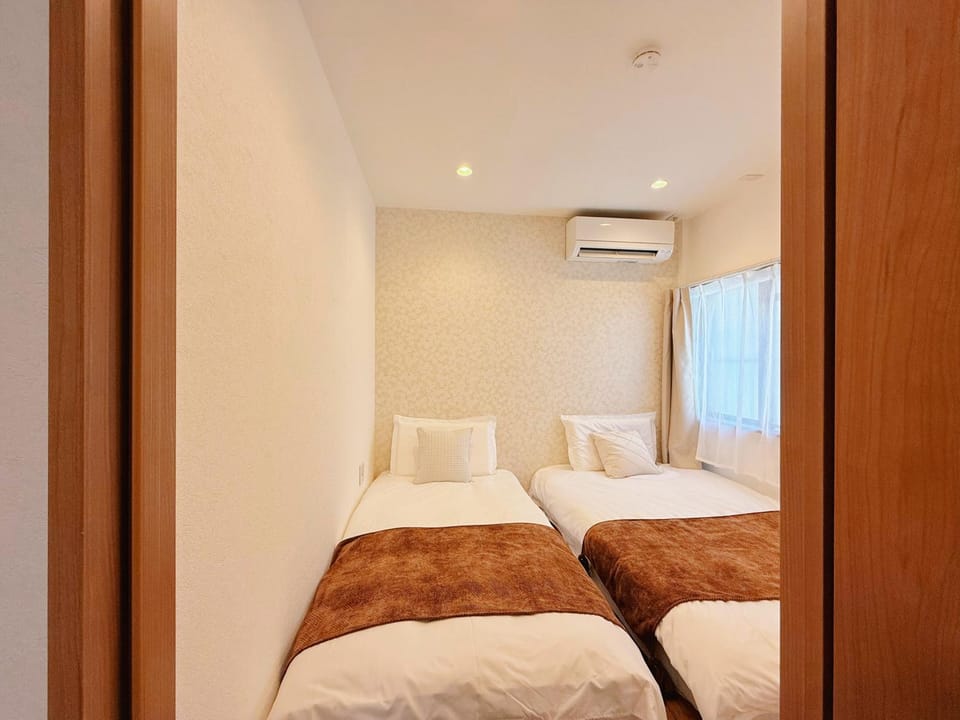 Bed, Photo of the whole room, Bedroom, air conditioner