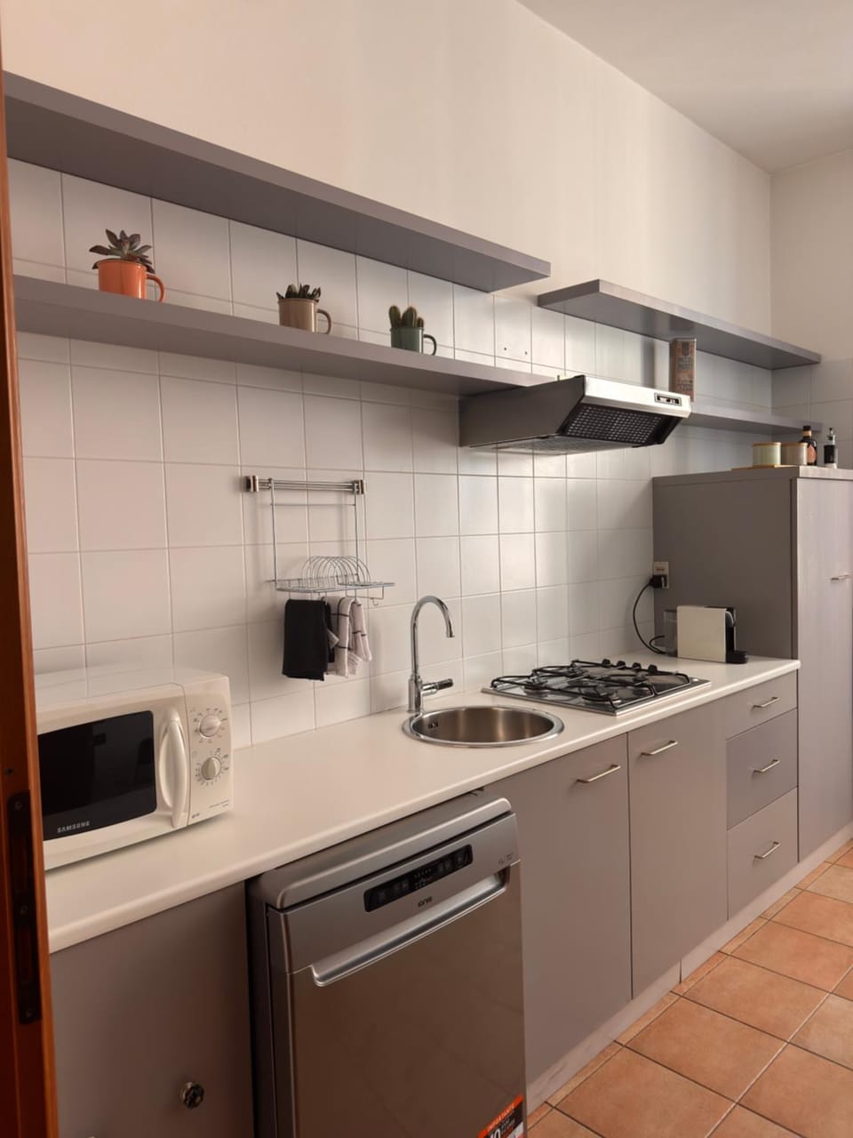 Coffee/tea facilities, Kitchen or kitchenette, dishwasher, microwave, stove, kitchen