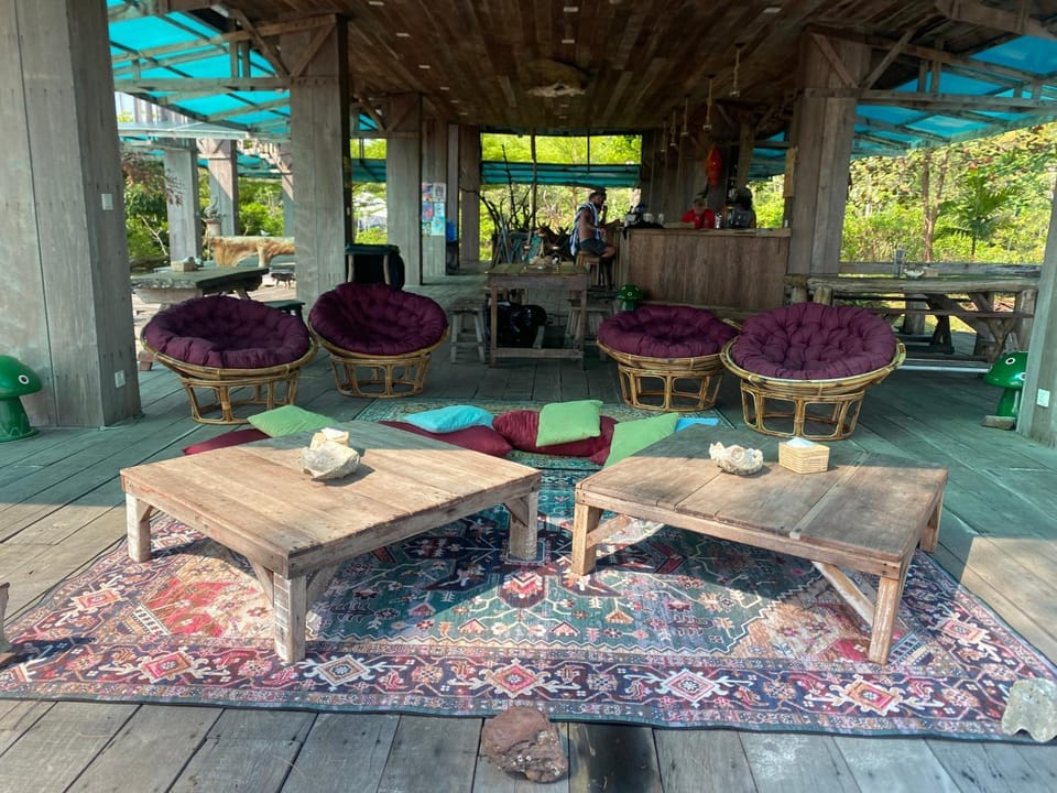 Restaurant/places to eat, Lounge or bar