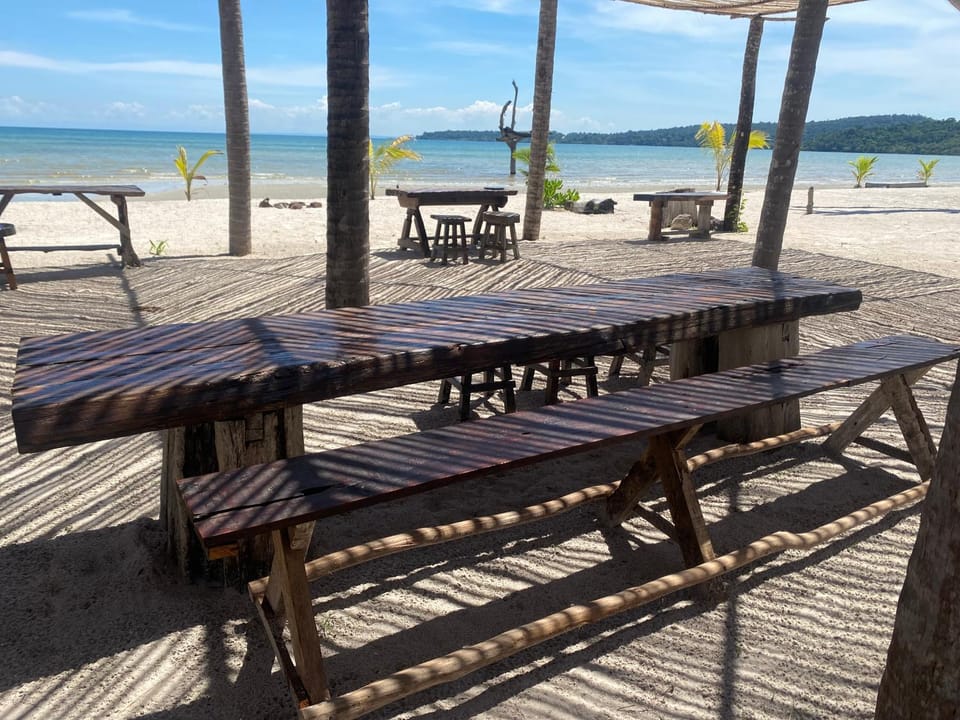 Patio, Restaurant/places to eat, Natural landscape, Balcony/Terrace, Dining area, Beach, Sea view