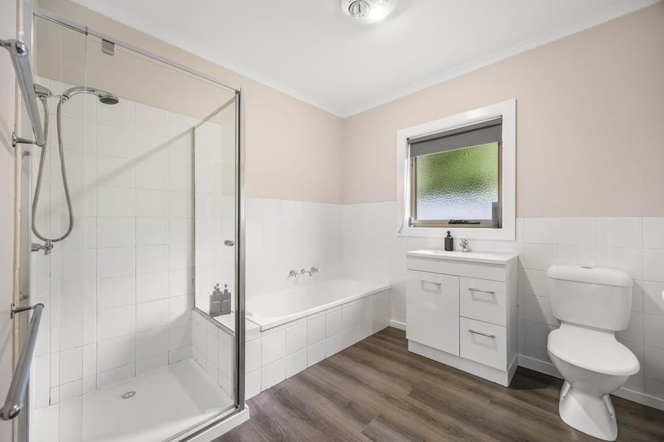 Shower, Toilet, Bathroom, Bath, towels