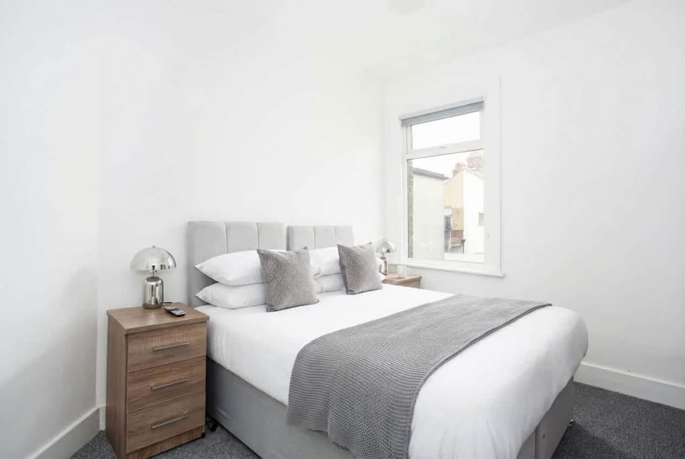 Modern 3 Bedroom Home with Parking in Southend House in Southend-on-Sea
