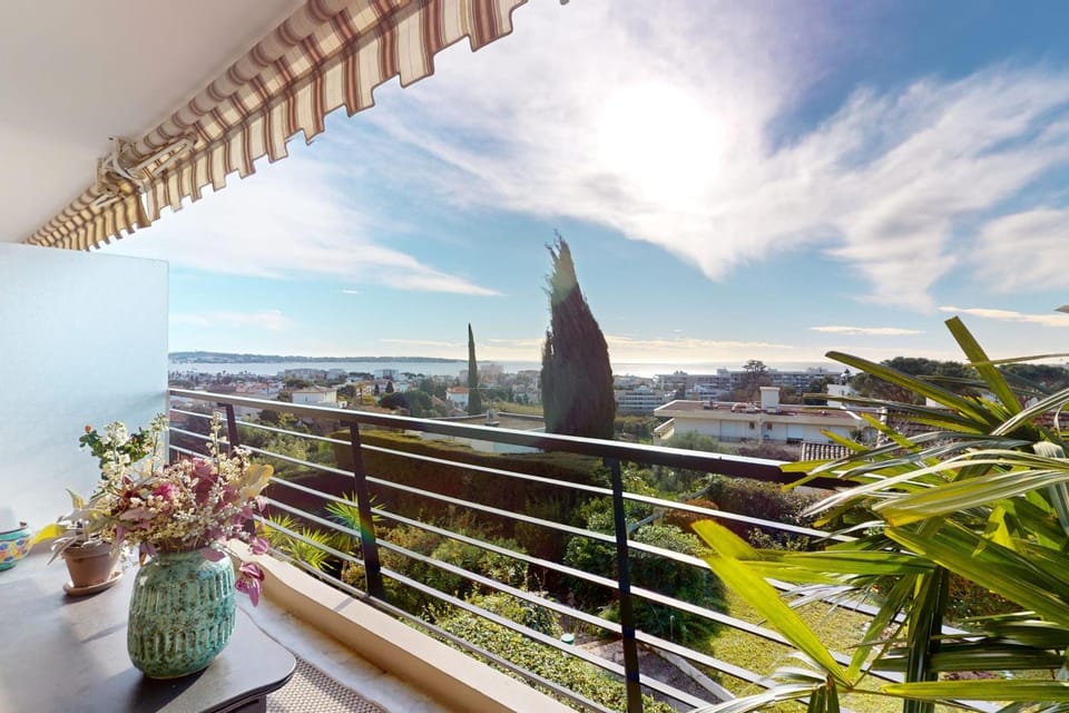 Apartment T2 Golfe Juan PANORAMIC SEA VIEW House in Antibes