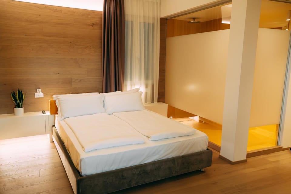 Shower, Bed, Photo of the whole room, Bedroom