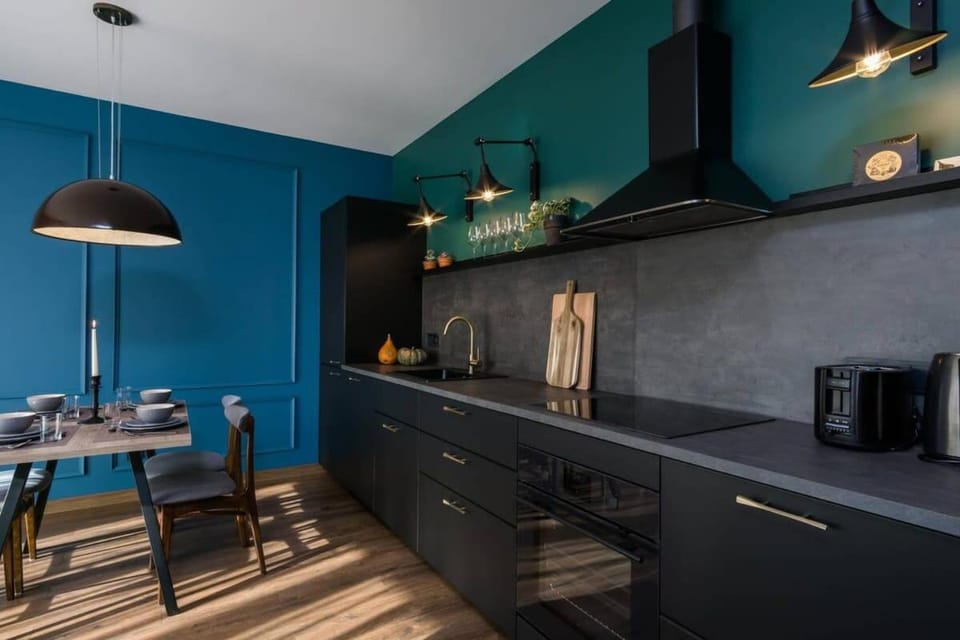 Coffee/tea facilities, Kitchen or kitchenette, Dining area, stove