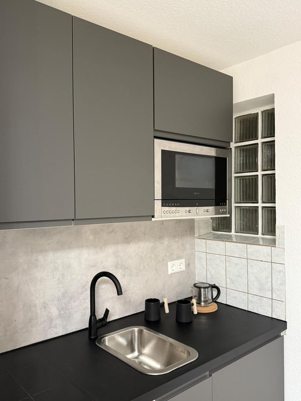 Coffee/tea facilities, Kitchen or kitchenette, microwave, stove