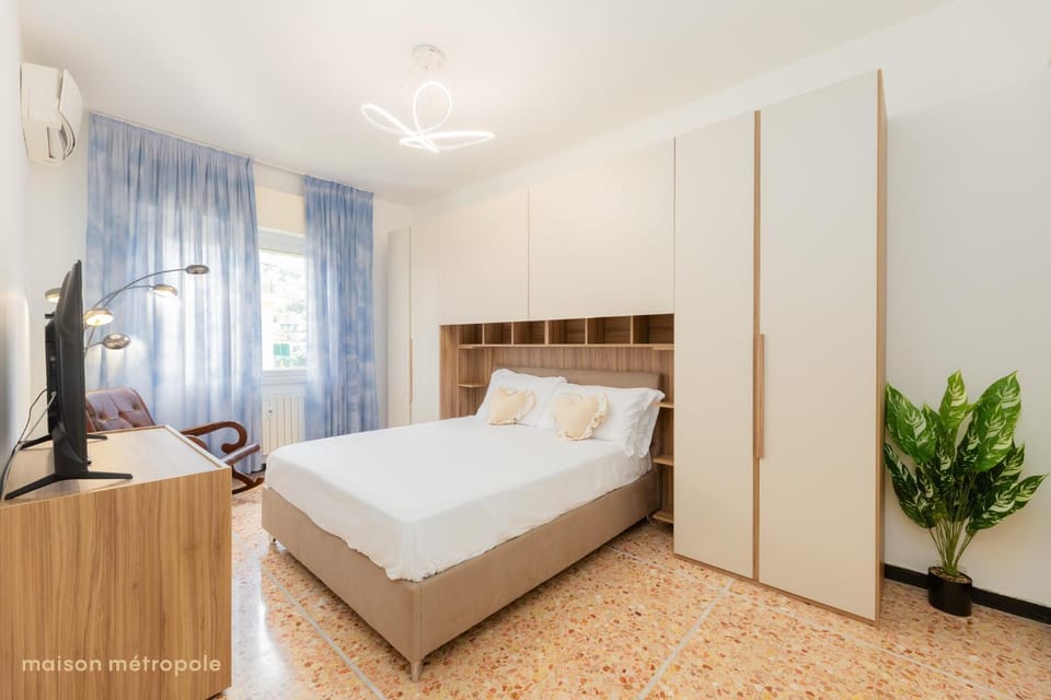Bed, TV and multimedia, Photo of the whole room, Evening entertainment, Bedroom, wardrobe, air conditioner