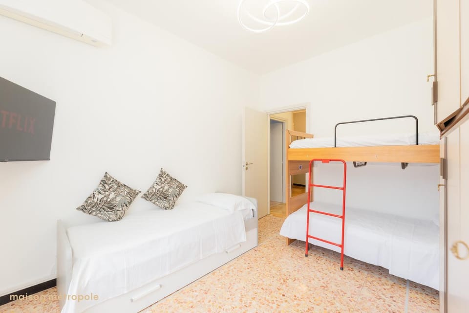 Bed, TV and multimedia, Photo of the whole room, Evening entertainment, Bedroom