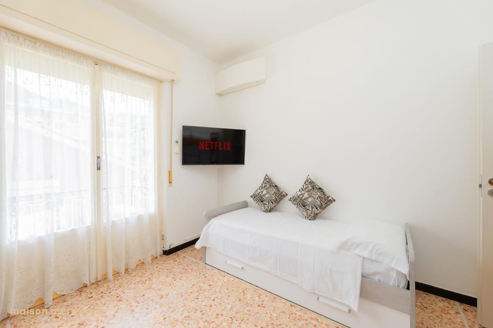 Bed, TV and multimedia, Photo of the whole room, Bedroom, air conditioner