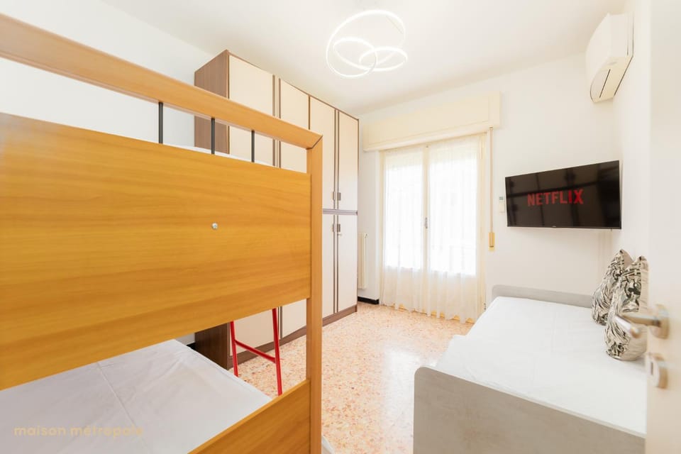 Bed, TV and multimedia, Photo of the whole room, Evening entertainment, Bedroom, bunk bed, wardrobe, air conditioner