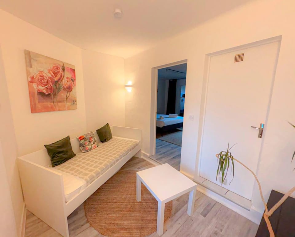 Bed, Living room, Photo of the whole room, Bedroom