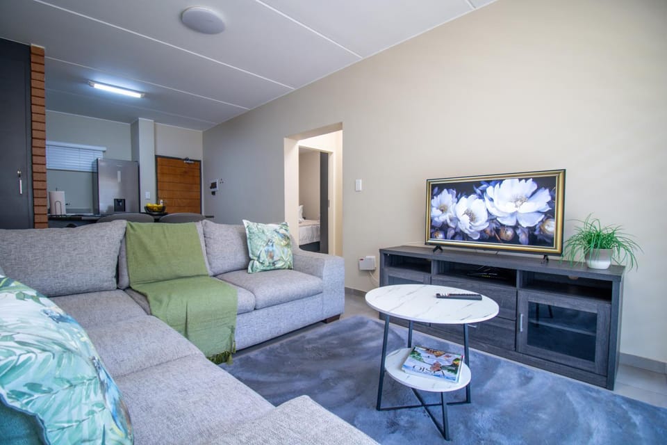 TV and multimedia, Living room, Seating area, Evening entertainment