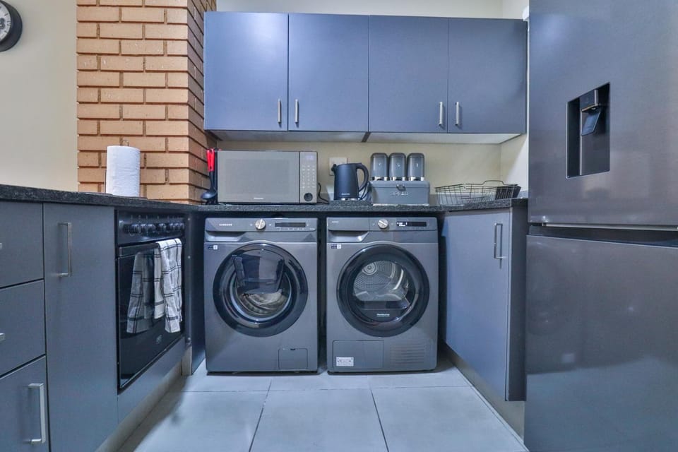 Kitchen or kitchenette, washing machine, dryer