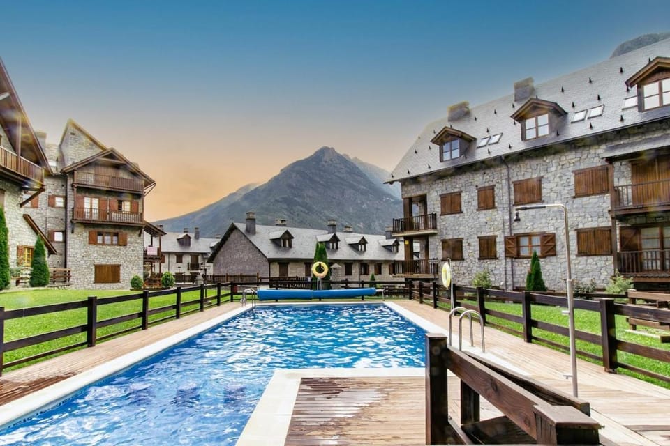 Property building, Swimming pool, Swimming pool