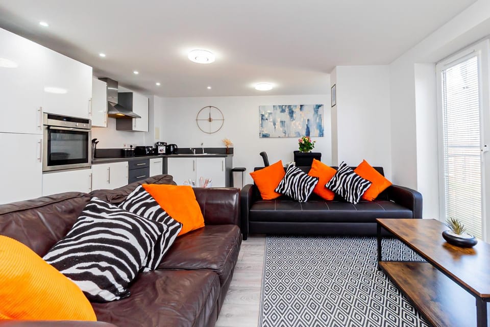 Upgraded 4 Beds Level Access Lifts 2 bath Parking Apartment in Basingstoke