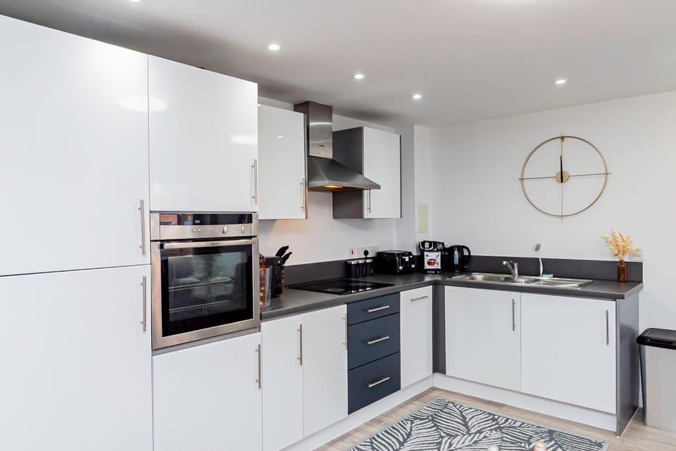 Upgraded 4 Beds Level Access Lifts 2 bath Parking Apartment in Basingstoke