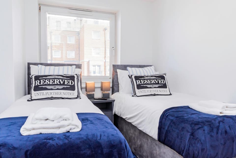 Upgraded 4 Beds Level Access Lifts 2 bath Parking Apartment in Basingstoke
