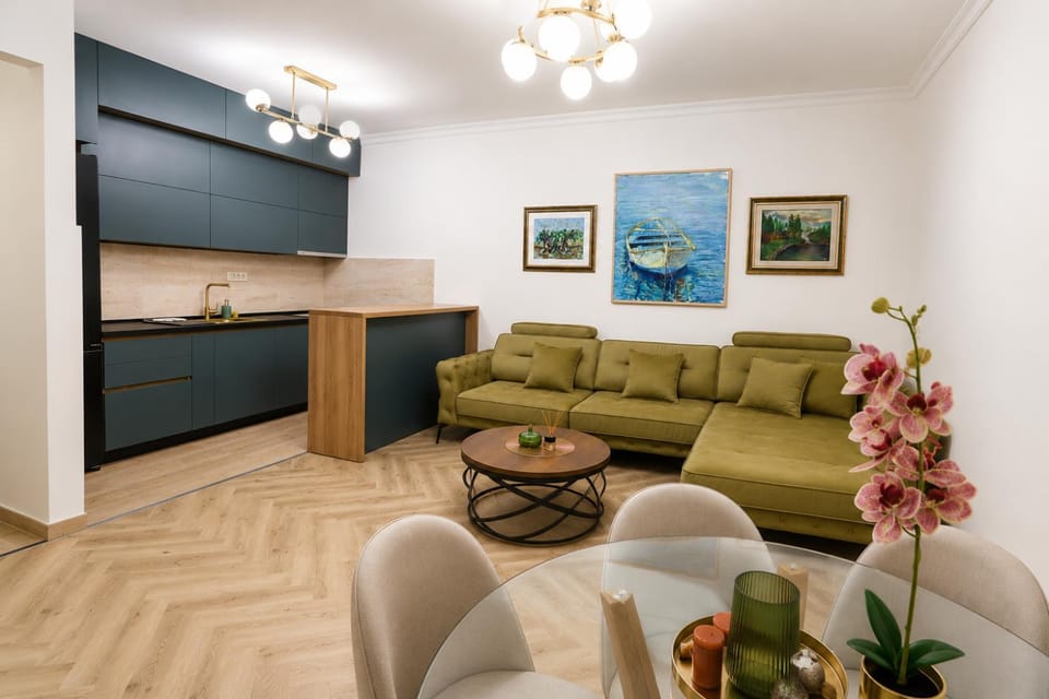 TV and multimedia, Kitchen or kitchenette, Living room, Seating area